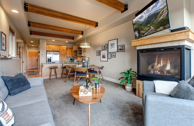 Luxury Redstone Condo, Hot Tub, Shopping, Trails & Recreation Center -Park City Newark 77