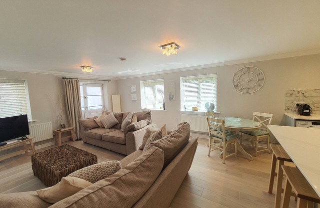 Luxury refitted ground floor two bed/two bath apartment close to Boscombe beach