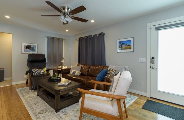 Luxury Retreat 1 block to downtown OP