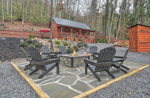 Luxury Retreat in the Smokey Mountains/Hot Tub Cabin A