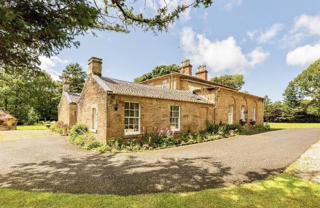 Luxury Scottish Manor house + 9-Seater Jacuzzi + 21-Seater BBQ Cabin