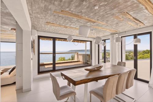 Luxury Sea-View Apartment Light,Free parcinkg,Aircon and Balcony