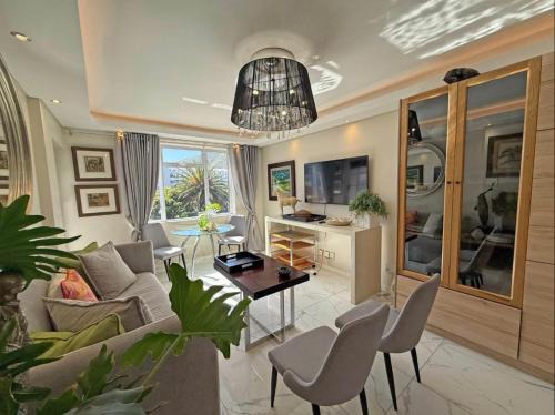 Luxury Seapoint One-Bedroom secure apartment with on-premise parking