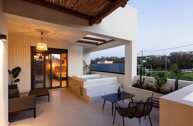 Luxury Seaside Apartment with Private Hot tub - 10km from Rethymno City Center