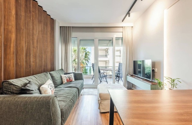 Luxury Seaview Apartment with Free Parking