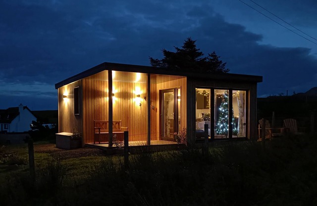 Luxury self-catering cabin - panoramic mountain views, short walk from the beach