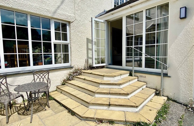 Luxury Self Contained Studio on the Roseland Peninsula. En-suite, Parking, Wifi