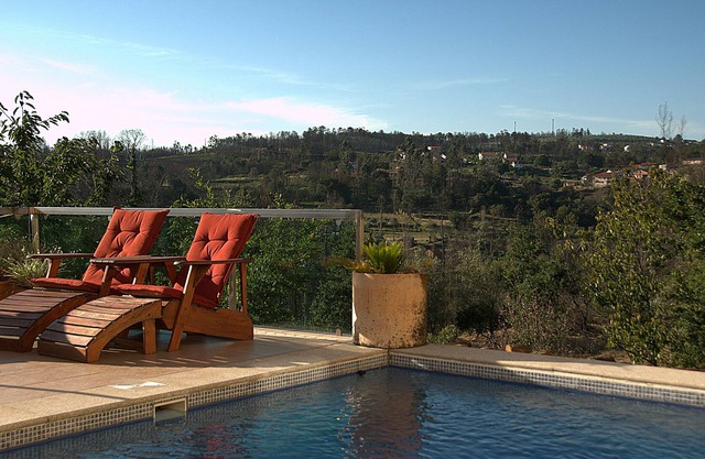 Luxury self-catering apartment w piano, balcony, pool, garden & mountain view