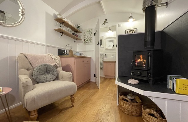 Luxury shepards hut Norfolk! Brand new for 2022, set on 3 acres of land❣