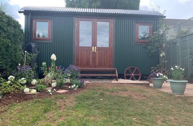 Luxury Shepherds Hut and Hot Tub Retreat