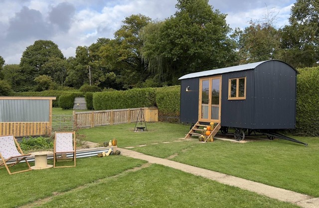 Luxury Shepherds Hut, W/large Garden, Firepit, & Wi-fi @ Cedar Gables Campsite