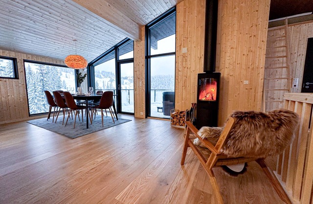 Luxury Ski Retreat with Ski-In/Ski-Out Access on Kvitfjell, Featuring a Jacuzzi