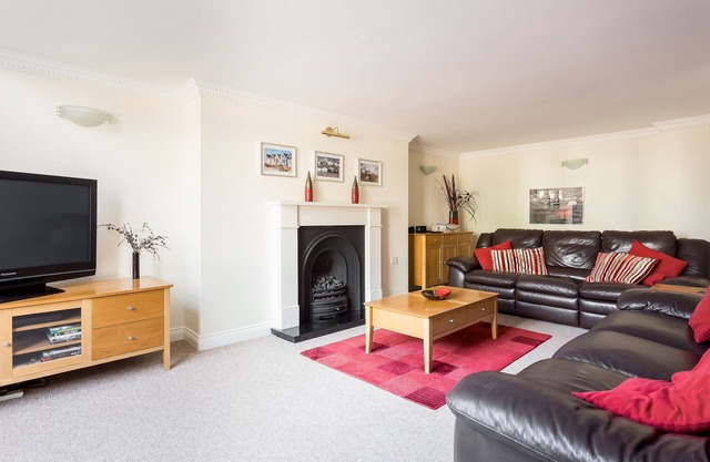 Luxury spacious 2BR apartment 500m from beach and close proximity to New Forest