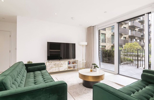 Luxury Spacious Flat with Communal Gardens Parking