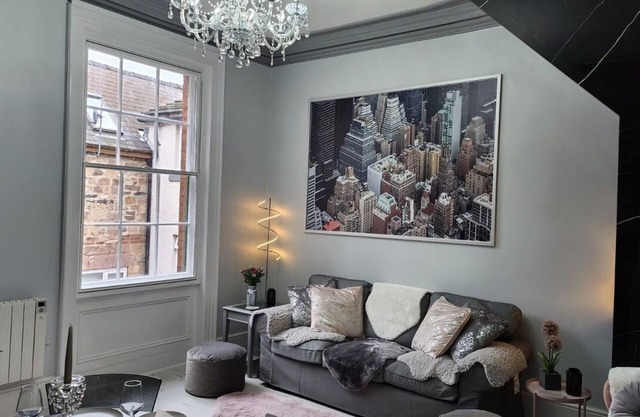Luxury, Spacious one Bedroom Apartment in Lovely Quiet Courtyard, Town Location
