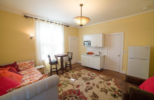 Luxury Studio in Exclusive Claremont Neighborhood