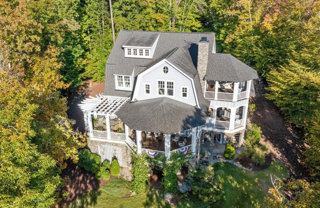 Luxury Stunner Overlooking Main Lake!