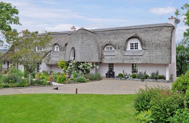 Luxury Thatched Country House situated close to Clarenbridge