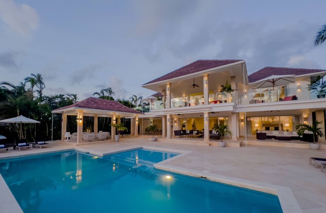 Luxury The Dream villa w/golf view, outdoor screen movie, CHEF & staff incl.