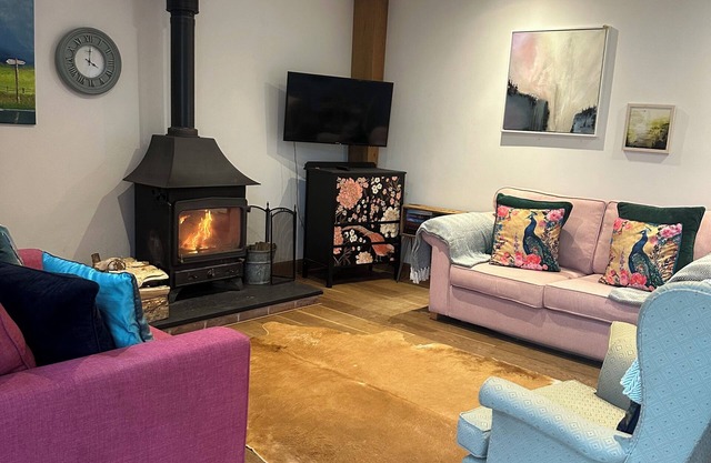 Luxury Three Bed Barn Conversion, Idyllic setting, cosy barn w/woodburner, Devon