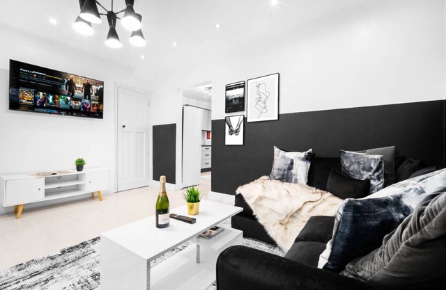 Luxury Three Bedroom House - Parking - Garden