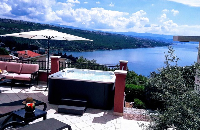 Luxury Three-Bedroom Apartment* with amazing overlook at the sea