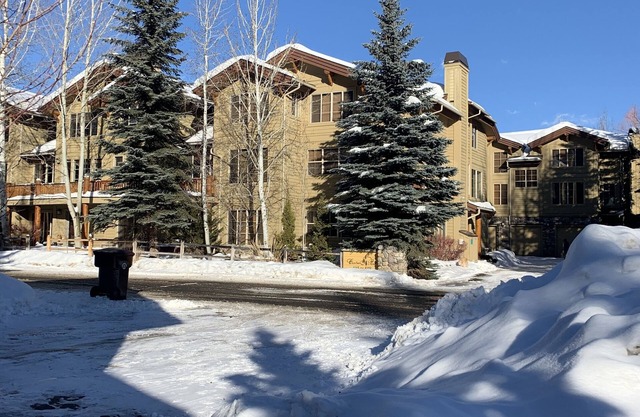 Luxury townhouse with Baldy Views, walk to town/River Run Lodge