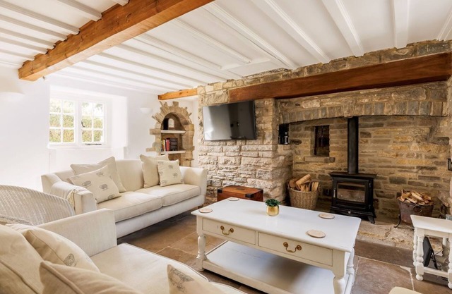 Luxury, traditional cottage in boutique Purbeck village