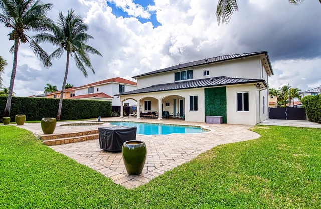 Luxury Tropical Living - 4BR w Backyard Pool Oasis