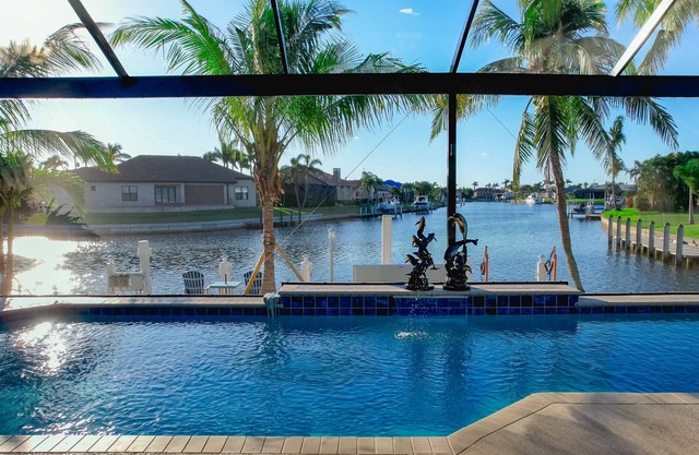Luxury Tropical long waterfront view w/bikes,kayaks,golf clubs,beach gear incl.