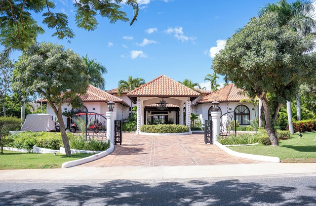 LUXURY TROPICAL OASIS - PROFESSIONAL CHEF, BUTLER, MAID, CONCIERGE, GOLF CART