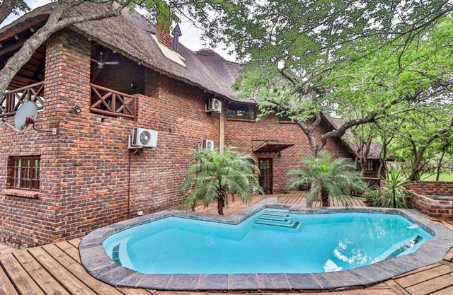 Luxury villa 12 mi from the Crocodile Bridge Gate of the Kruger National Park!