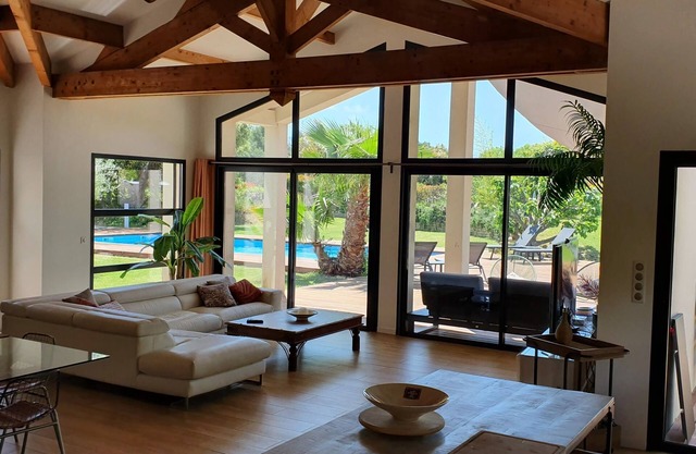 Luxury villa, all bay windows, between village and countryside (30mn from the sea)