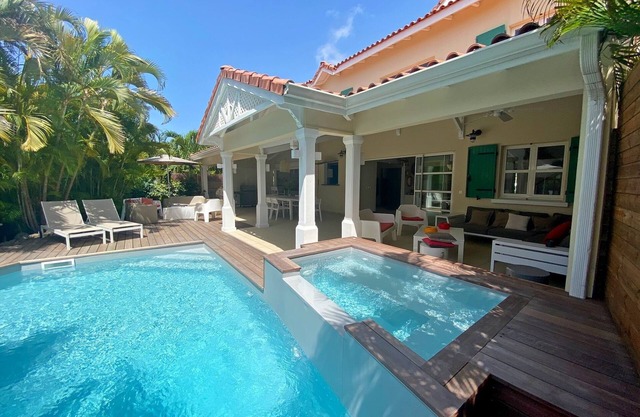 LUXURY VILLA CHAMPAGNE 9 people between the lagoon with its beach and the golf course