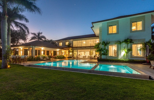 Luxury Villa close to the Beach and Marina