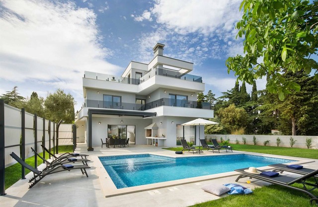 Luxury Villa Costanea with Pool