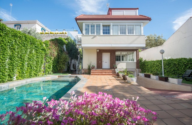 Luxury villa for up to 18 people. Madrid capital Private pool and garden. WiFi