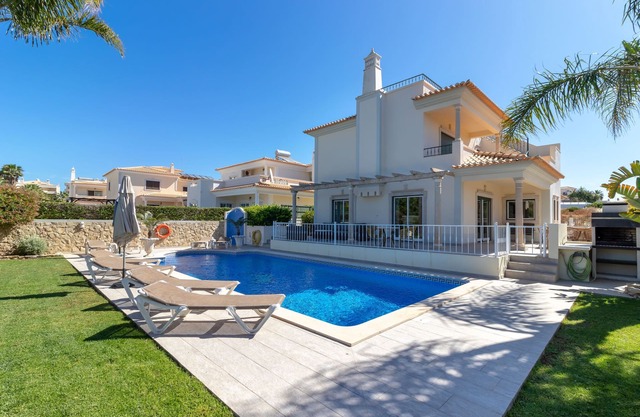 Luxury villa in Albufeira with heated private pool