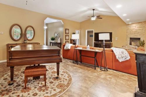 Luxury Villa -King beds, game room!