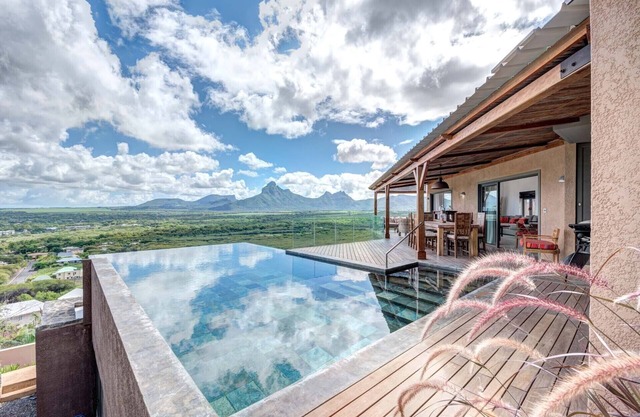 Luxury villa perched on the heights of Tamarin, 8 minutes from the beach