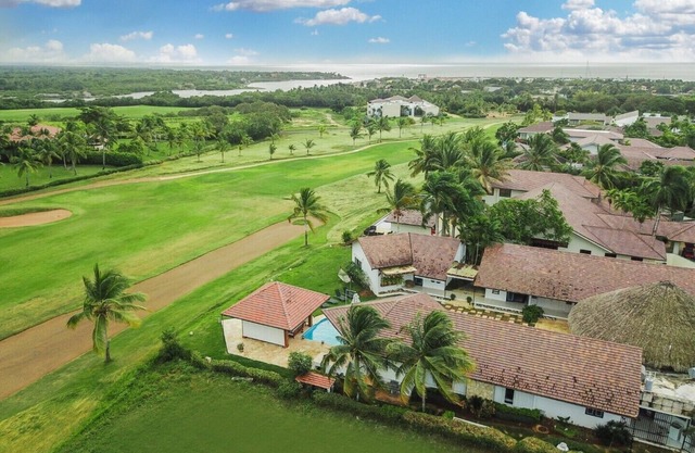 Luxury Villa Perfect for Romantic Weekend Golf Panoramic near Marina