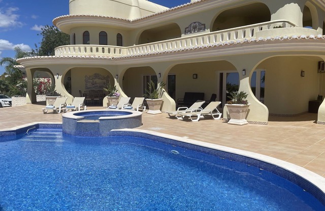 Luxury villa, private heated pool & gardens with amazing sea view over Vilamoura