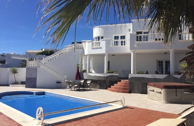 Luxury Villa Sea Views Heated Pool Jacuzzi Spa Games Room 65" TV VOD & FREE WiFi