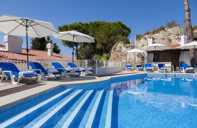 Luxury Villa, Sesimbra. Amazing natural chlorine pool. Garden Near the sea
