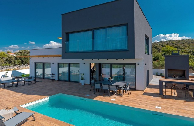 Luxury Villa Silvery with Pool