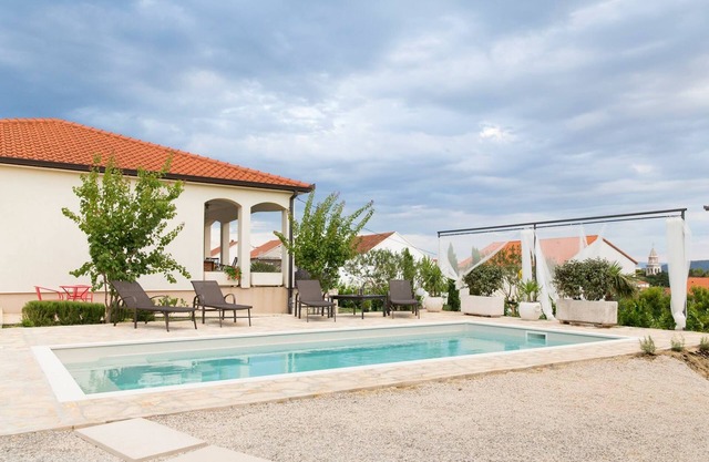Luxury Villa Sunny Garden With Private Heated Swimming Pool