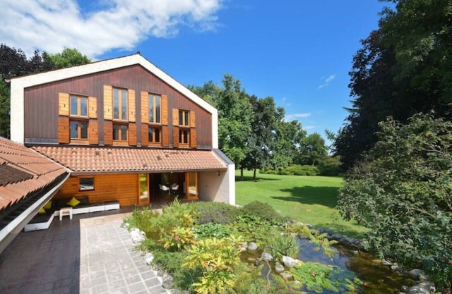 Luxury villa surrounded by a park and close to the city