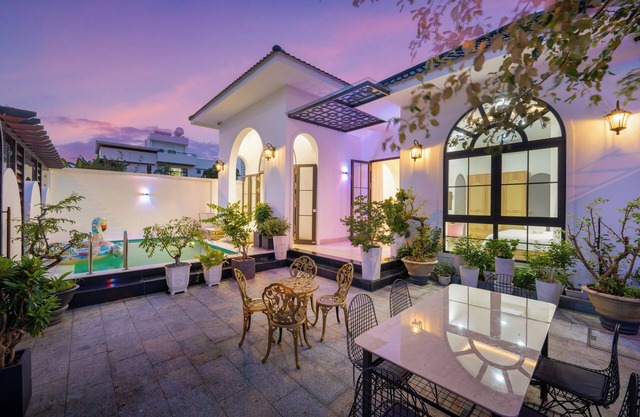 Luxury Villa with amazing swimming pool and large garden 5’ to Han river & beach