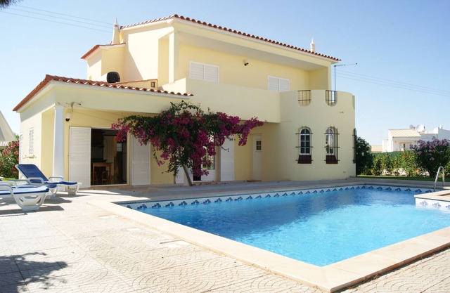 Luxury villa, with garden and private pool, A/C, free WiFi, near beach
