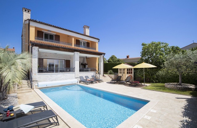 Luxury villa with heated pool by the sea in a quiet area